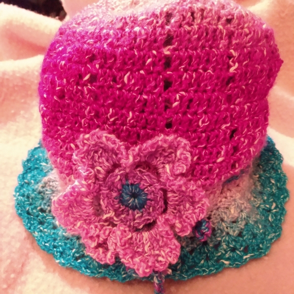 NEW Soft Crochet Flower Hat Girls Floral HANDCRAFTED - Picture 1 of 4